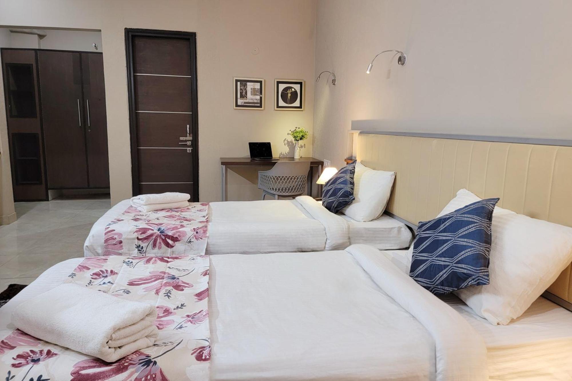 Vamsor Heights 1047 Hotell Gurgaon Eksteriør bilde